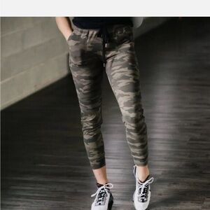 Zyia Green Camo Unwind Jogger Sz. Small